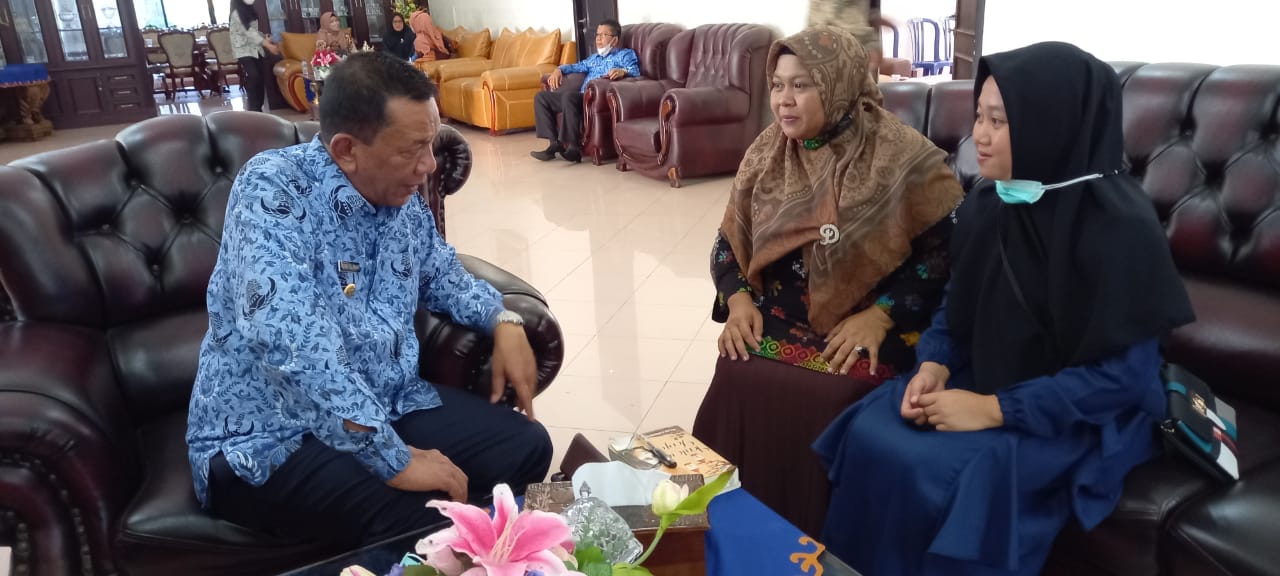 Melani Zebua,Saat berbincang dengan Bupati Pessel,Rusmayul Anwar